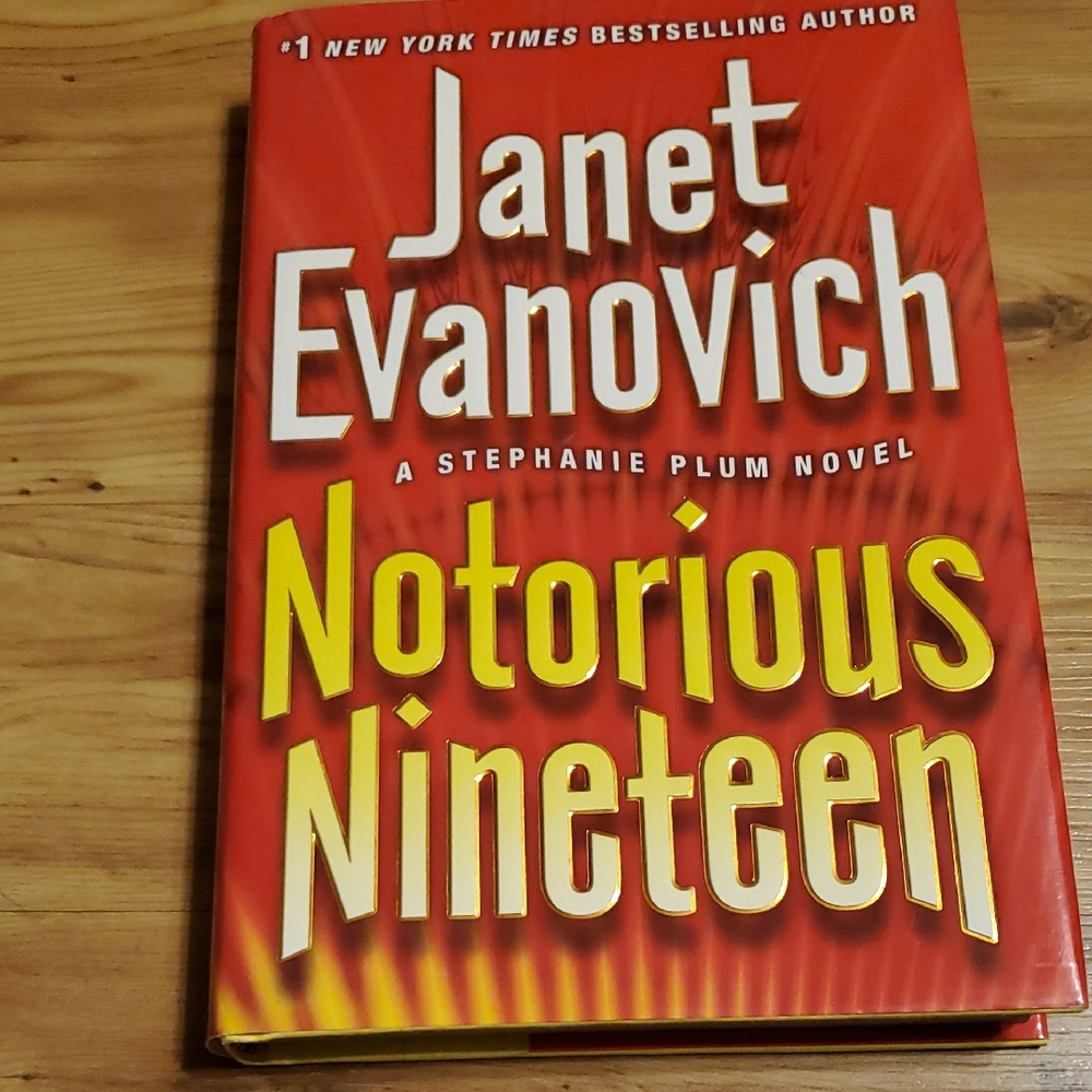 🎈Notorious Nineteen Hardcover Book By Janet Evanovich🎈